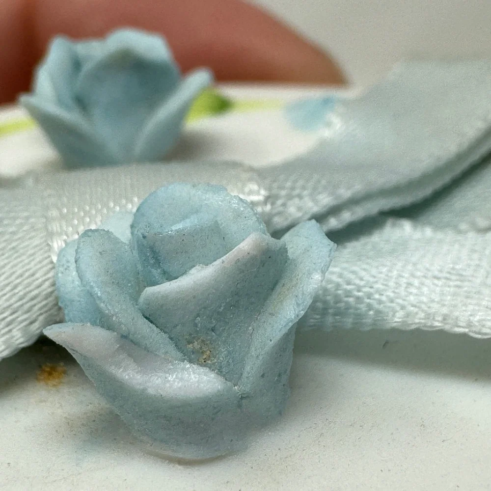 Vintage 1983 Enesco Grandmother Ceramic Trinket Box‎ Blue Roses Floral Ribbon